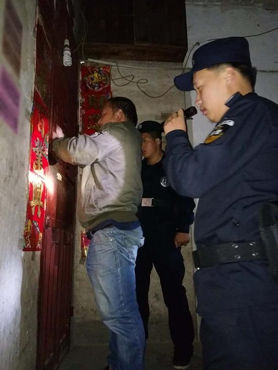 万山区粗心妈妈误将幼女锁家中 民警全城寻开锁师傅开门